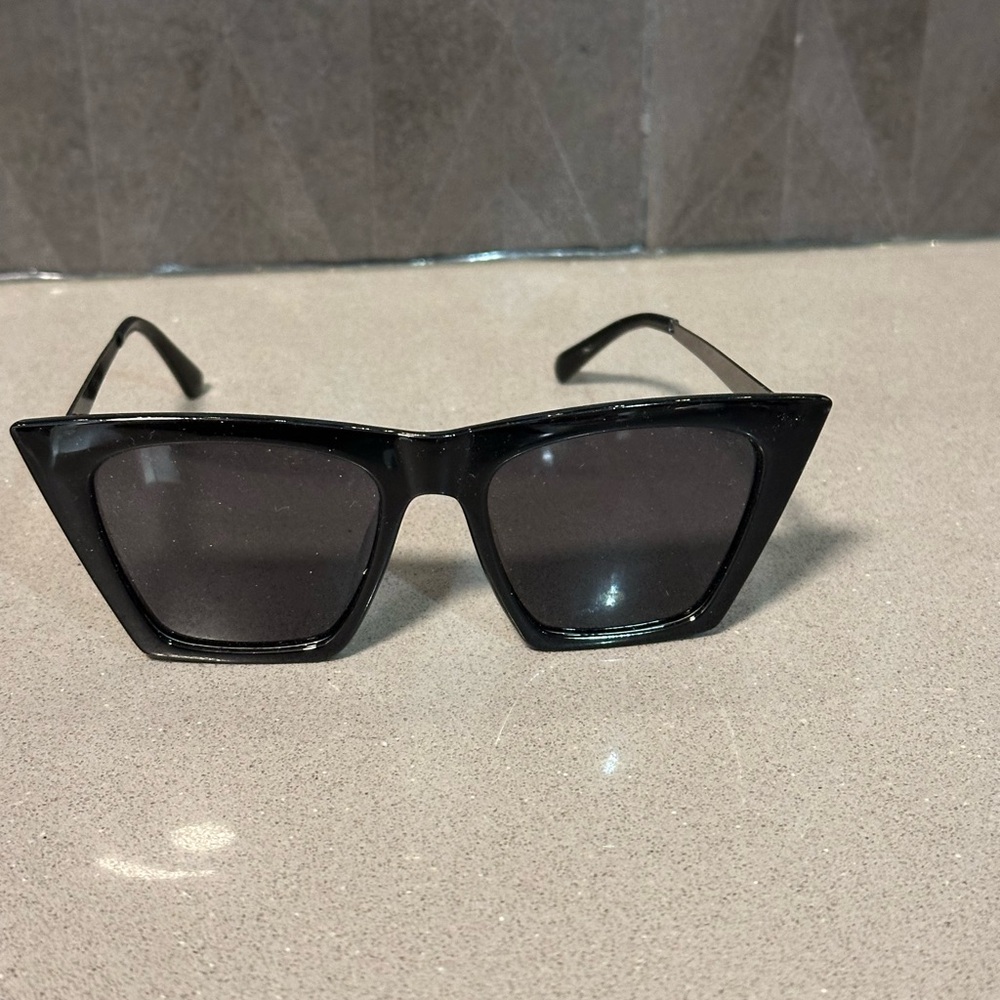 Elegant Black Square Sunglasses